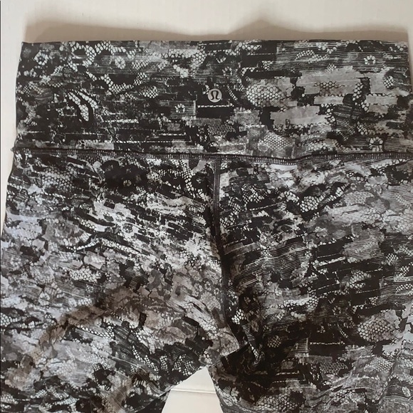 BNWOT Lululemon capris leggings! - Picture 3 of 4